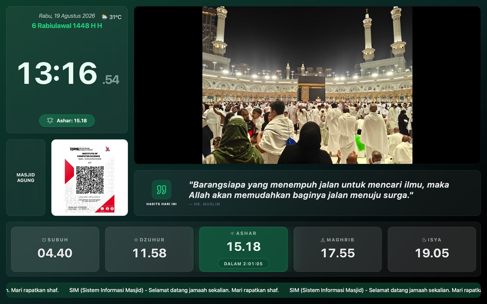 Layar SIM di TV masjid: jam digital besar, tanggal Hijriah, suhu, hadits hari ini, kode QRIS infaq, lima waktu sholat dengan hitung mundur Ashar, dan teks berjalan di bagian bawah