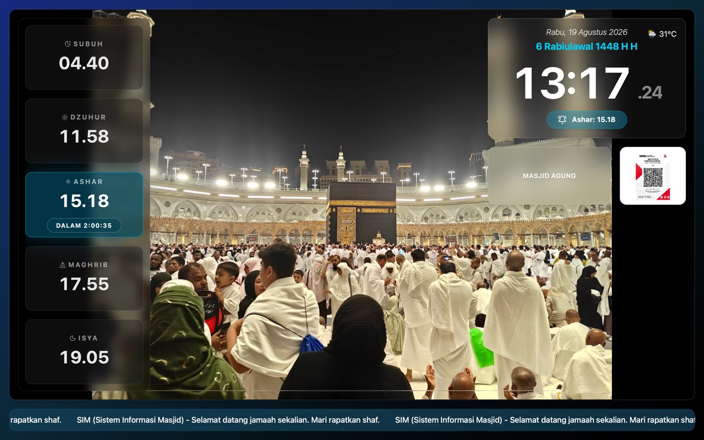 Layar bertema Cyan dengan kotak jadwal melayang di atas foto Ka'bah