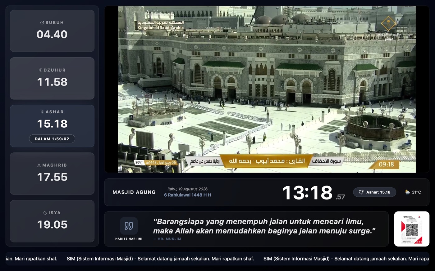 Layar bertema Slate dengan jadwal di kiri dan siaran langsung Makkah di tengah