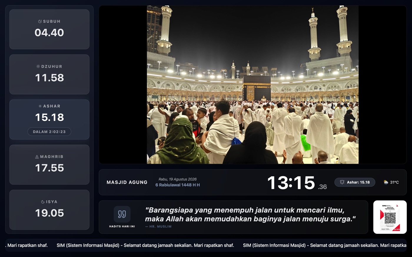 Layar jadwal harian: lima waktu sholat di kiri, foto masjid di tengah, jam digital, tanggal, hadits hari ini, QRIS, dan teks berjalan